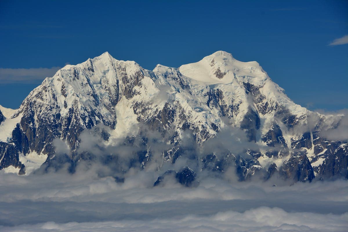 Montagnes Chugach enneigées s'élevant au-dessus d'Anchorage, Alaska sous un ciel nuageux spectaculaire