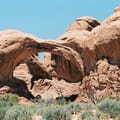 Superbes formations de roche rouge et arches naturelles en pierre au parc national Arches près de Moab, Utah