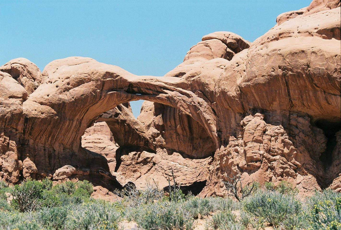 Superbes formations de roche rouge et arches naturelles en pierre au parc national Arches près de Moab, Utah