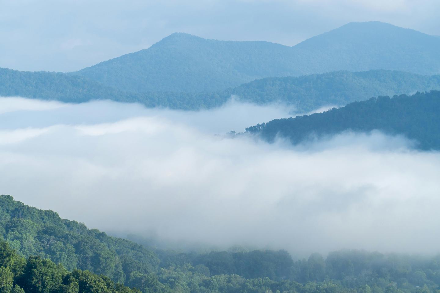 Paysage d'Asheville, Caroline du Nord, montagnes Blue Ridge avec pics montagnards