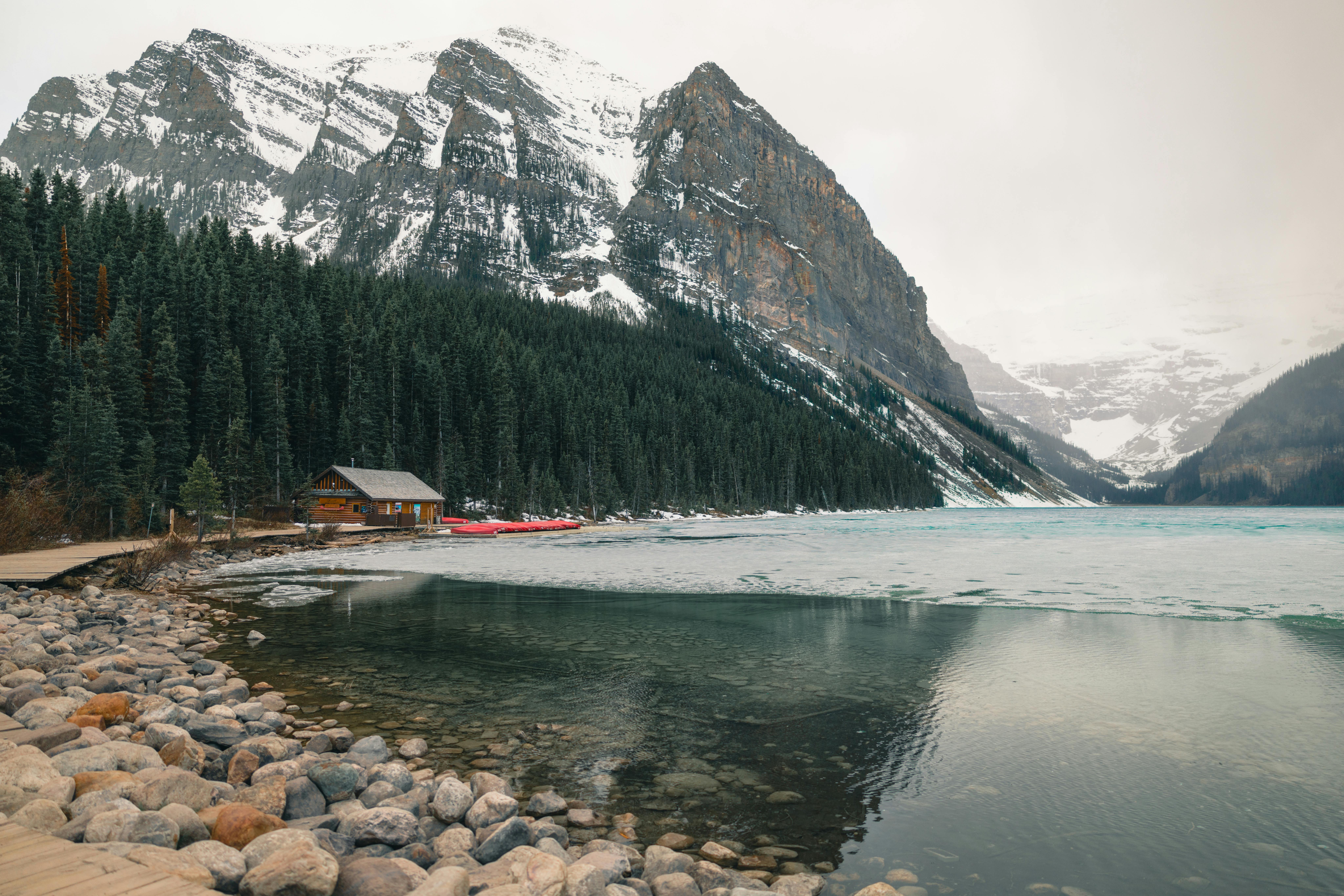 Vue magnifique du lac Louise avec reflet des montagnes au parc national Banff