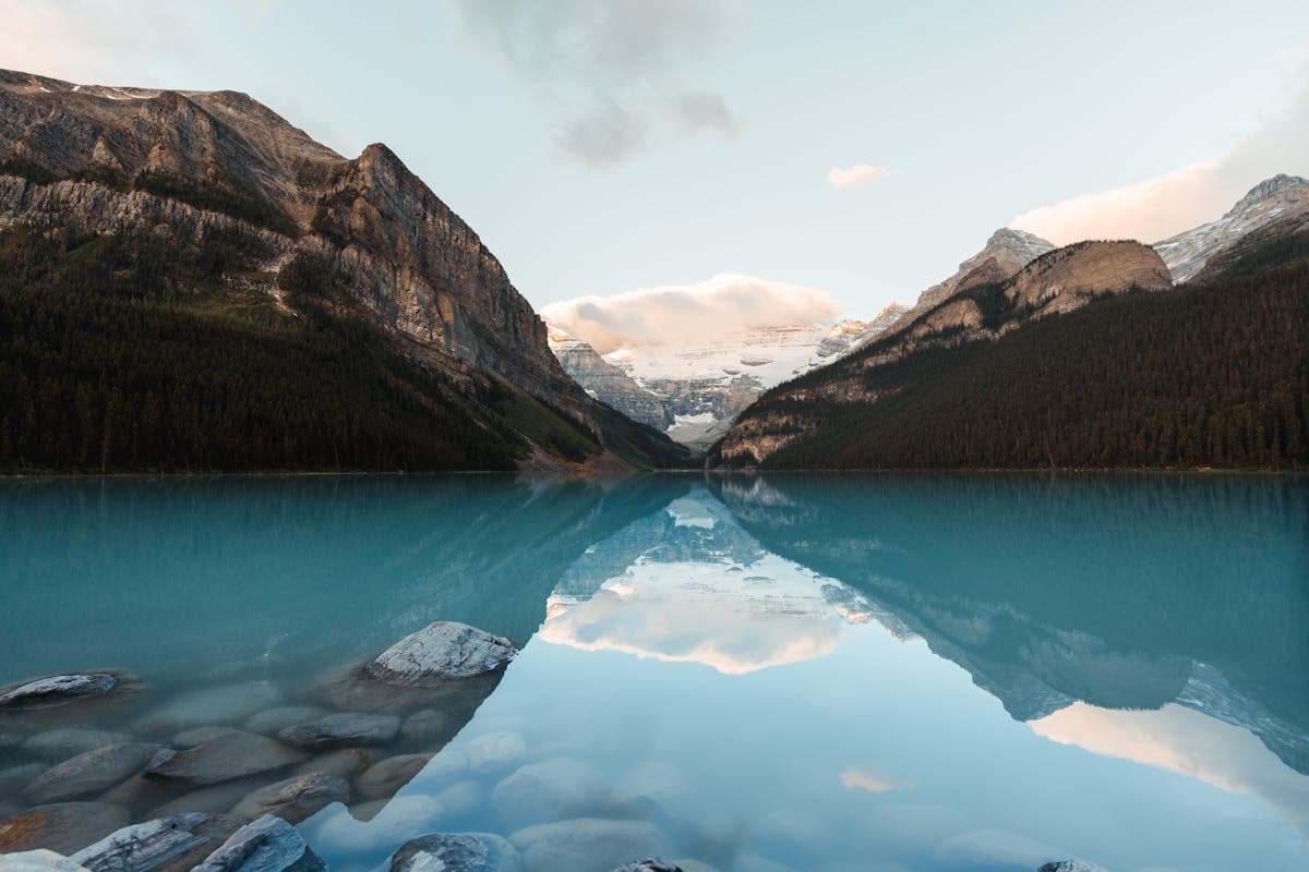 Vue magnifique du lac Louise avec reflet des montagnes au parc national Banff