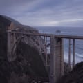 Falaises côtières dramatiques surplombant l'océan Pacifique près de Big Sur, Californie
