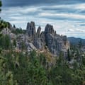 Paysage pittoresque Black Hills avec montagnes couvertes de pins et Mount Rushmore au loin