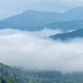 Découvrez les meilleurs terrains de camping et parcs VR près de Blue Ridge Parkway avec branchements complets, vues pittoresques en montagne et équipements adaptés aux familles