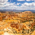 Formations de hoodoos spectaculaires et falaises rouges au parc national Bryce Canyon dans le sud-ouest de l'Utah