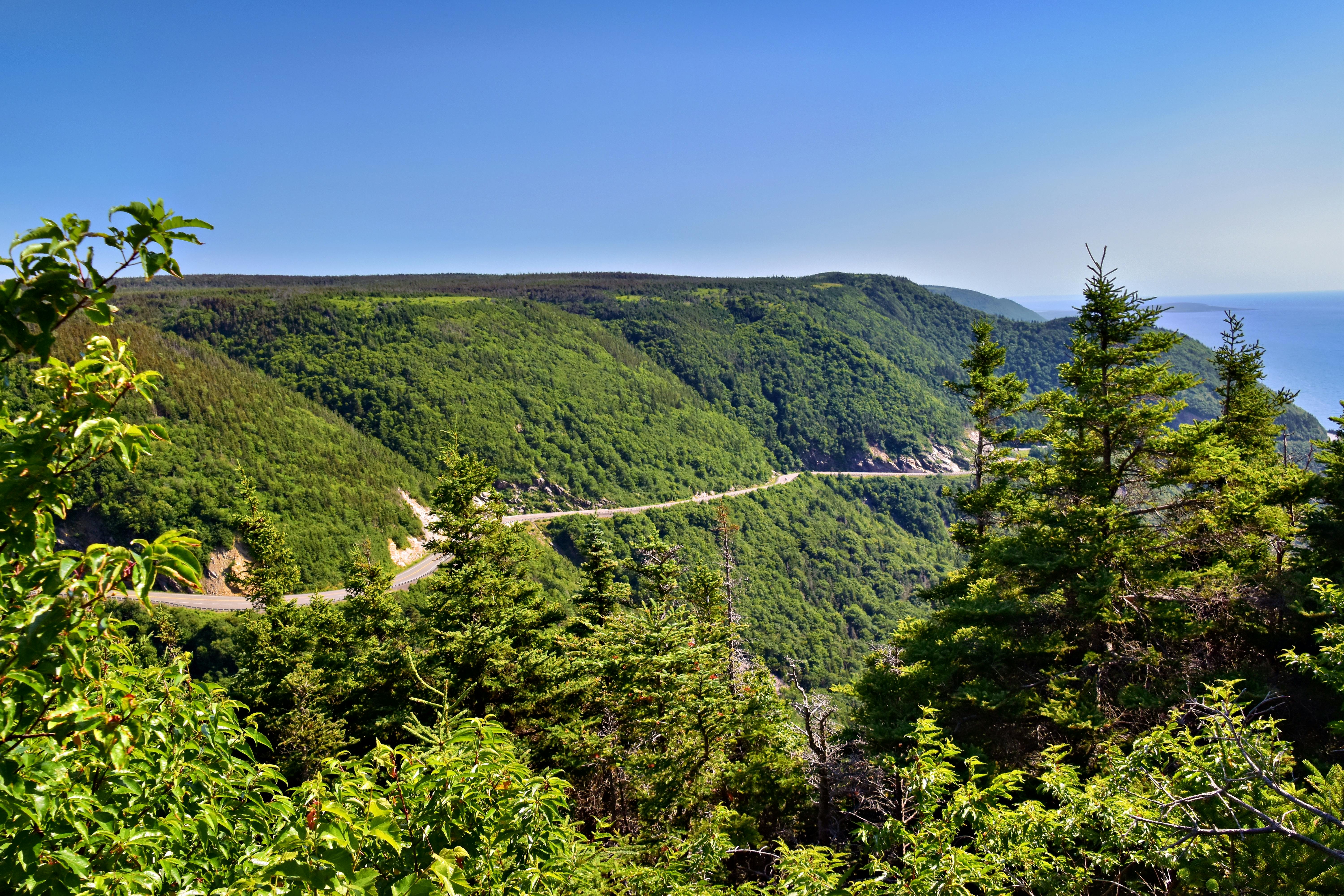 Terrains de camping du sentier Cabot avec verdure luxuriante et vues sur les montagnes le long de la route côtière emblématique de la Nouvelle-Écosse