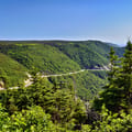 Terrains de camping du sentier Cabot avec verdure luxuriante et vues sur les montagnes le long de la route côtière emblématique de la Nouvelle-Écosse