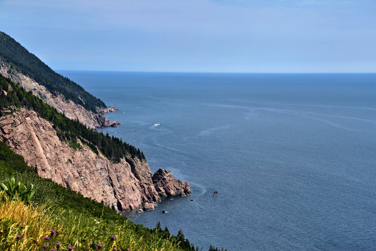 Falaises côtières dramatiques et plages vierges du parc national Highlands Cape Breton