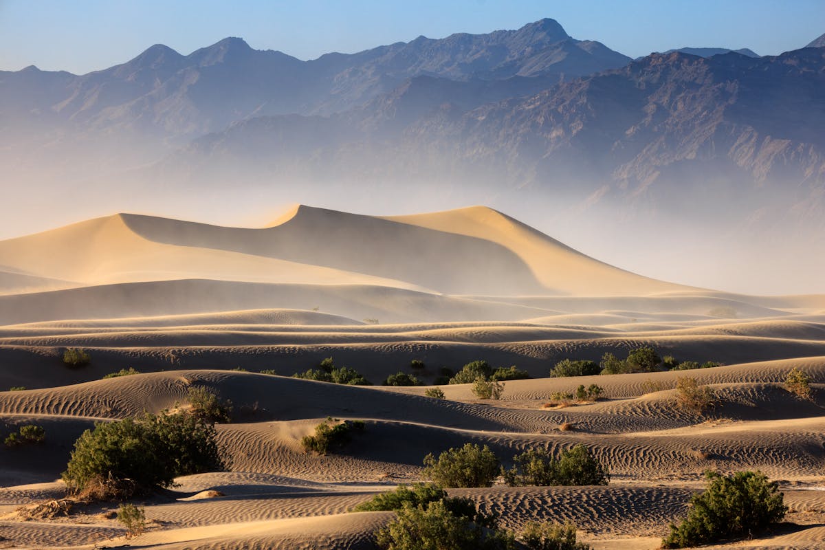 Magnifiques dunes de sable et paysage désertique dramatique du parc national Vallée de la Mort