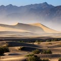 Magnifiques dunes de sable et paysage désertique dramatique du parc national Vallée de la Mort