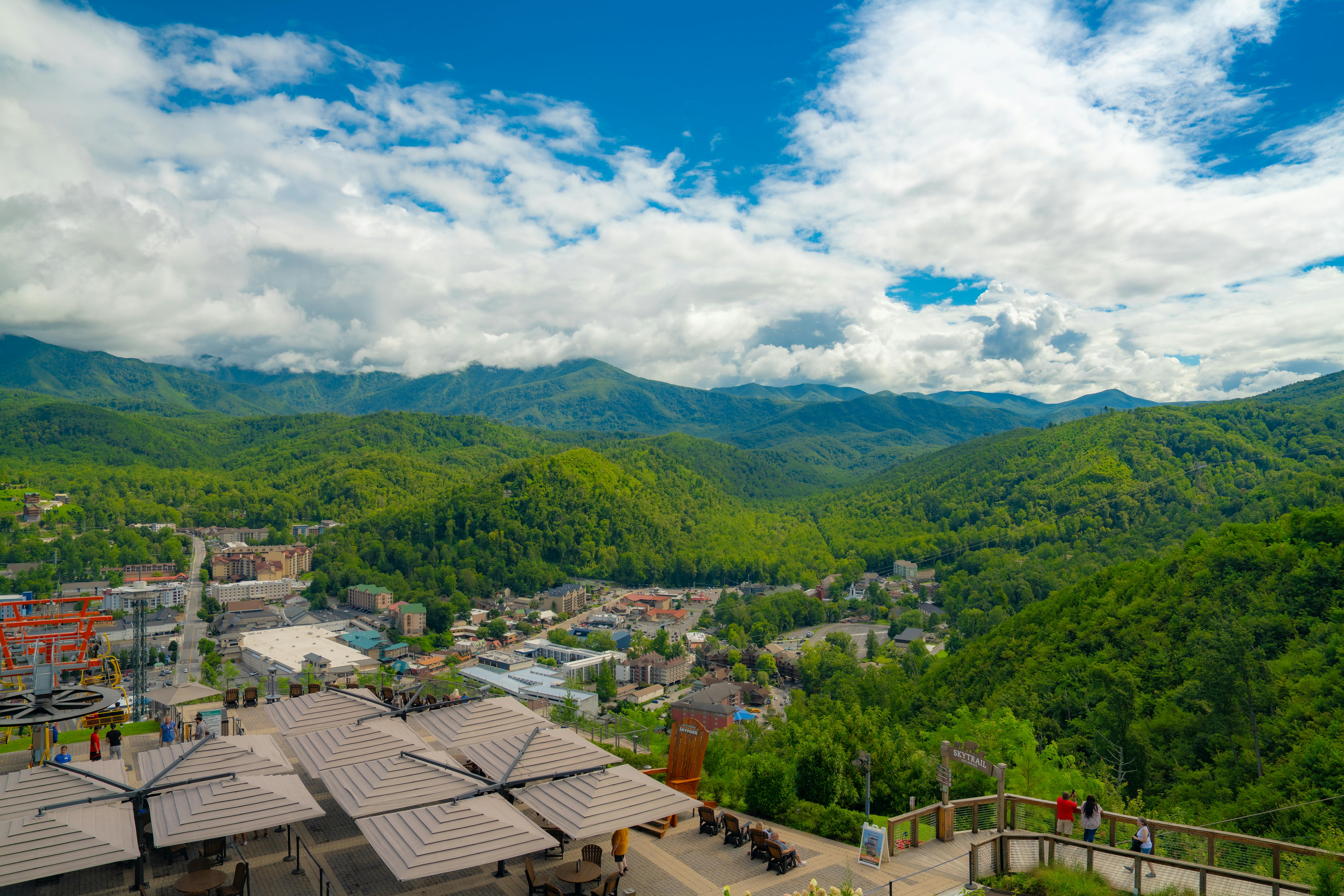 Découvrez les terrains de camping et parcs VR près de Gatlinburg avec branchements complets, vues montagneuses et accès aux Montagnes Smoky