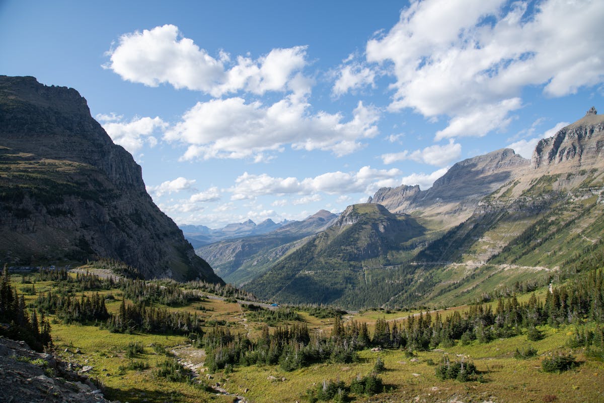 Paysage spectaculaire des montagnes et vallées du parc national Glacier en été