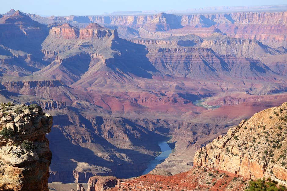 Vue aérienne spectaculaire du Grand Canyon avec des points de vue panoramiques et du fleuve Colorado