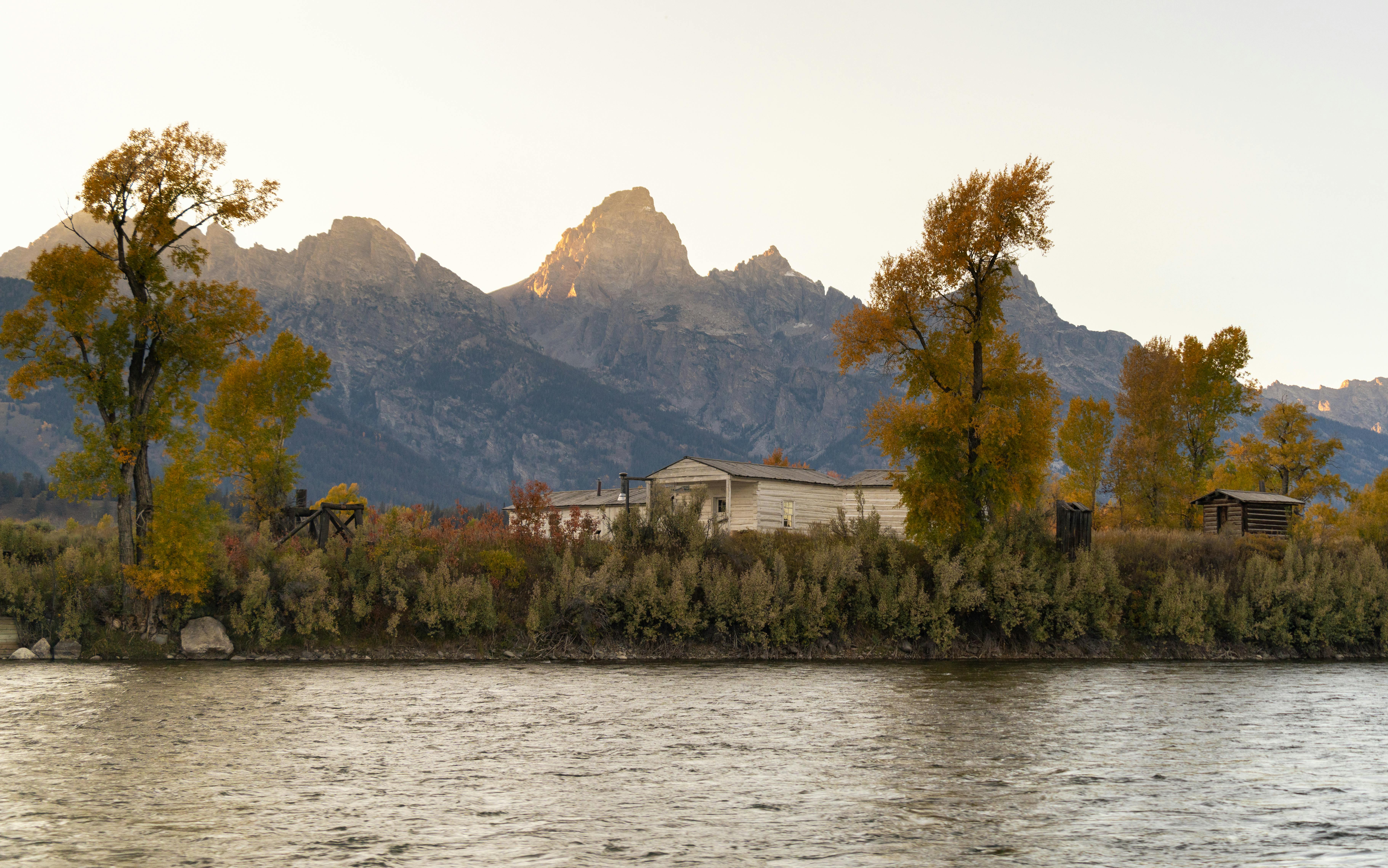 Vues pittoresques des pics du Grand Teton et de la vallée pristine Jackson Hole
