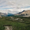 Vues panoramiques sur les montagnes et lacs immaculés du parc national Jasper