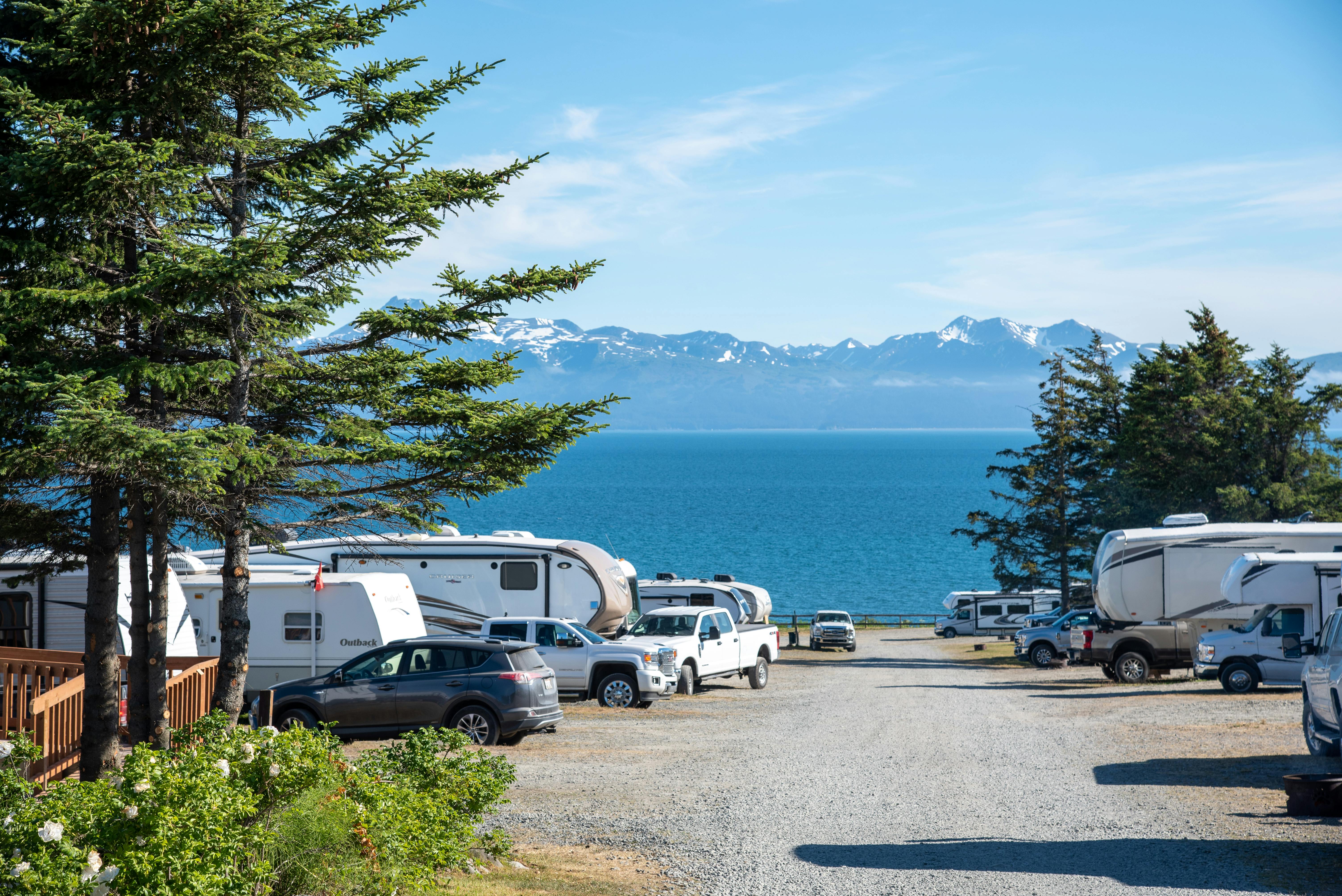Vue aérienne du littoral de la péninsule de Kenai avec montagnes, glaciers et zones de camping le long de la baie Kachemak