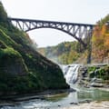 Vue panoramique des gorges de Letchworth State Park avec cascades et feuillage d'automne