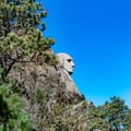 Monument emblématique du Mont Rushmore avec les visages sculptés de quatre présidents américains sur fond de Black Hills