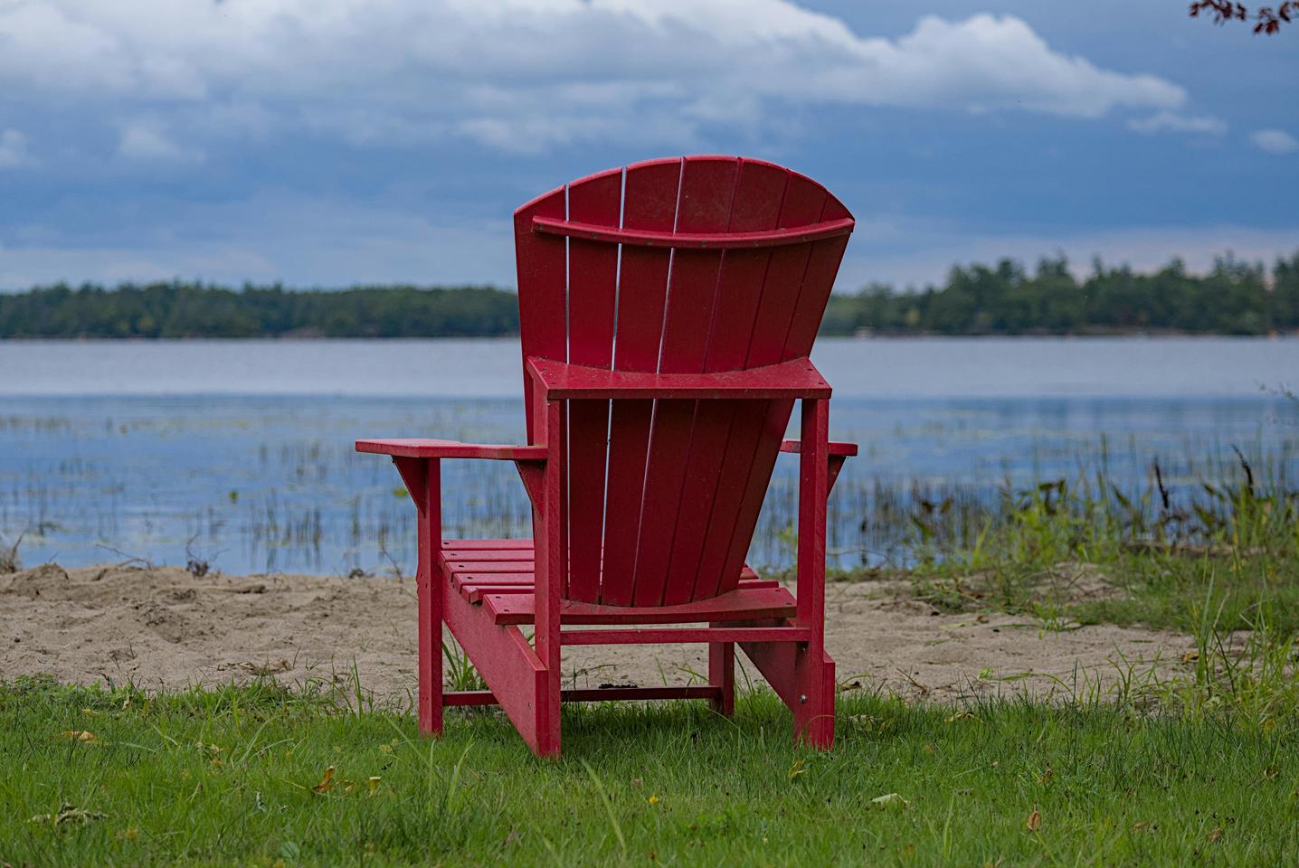 Vue pittoresque des lacs immaculés de Muskoka et du rivage forestier avec chaîne de montagnes en arrière-plan