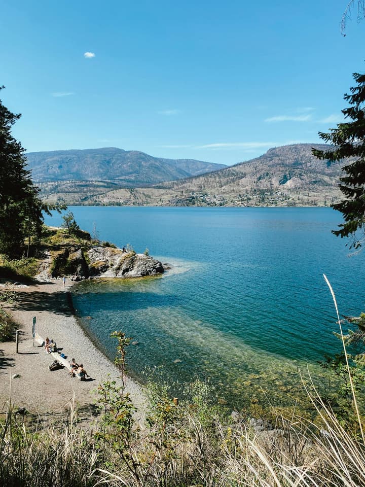Camping VR dans la Vallée Okanagan avec paysage montagne et lac
