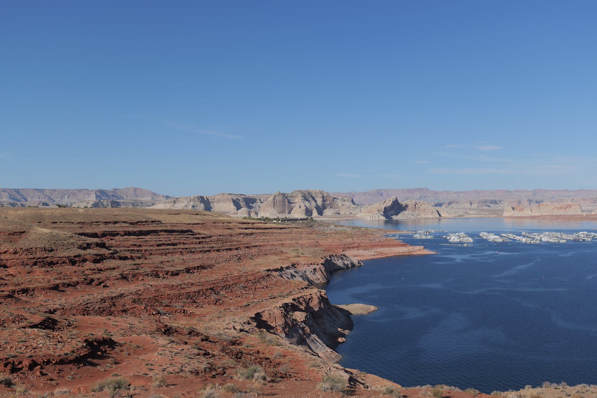 Lac Powell avec les montagnes désertiques pittoresques et l'eau bleue, destination de camping VR idéale près de Page, Arizona
