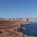 Lac Powell avec les montagnes désertiques pittoresques et l'eau bleue, destination de camping VR idéale près de Page, Arizona