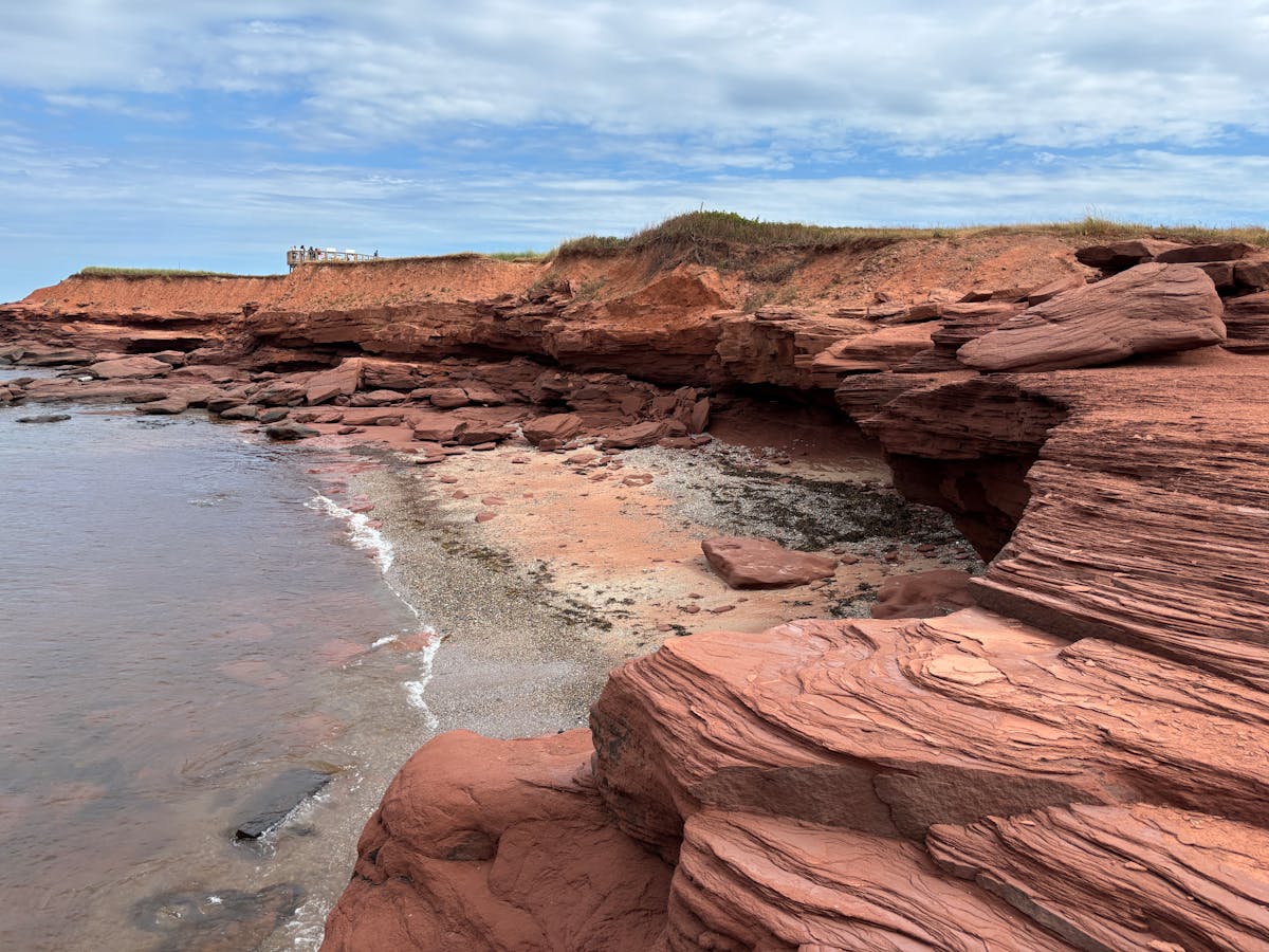 Plages de sable rouge et collines vertes de l'Île-du-Prince-Édouard