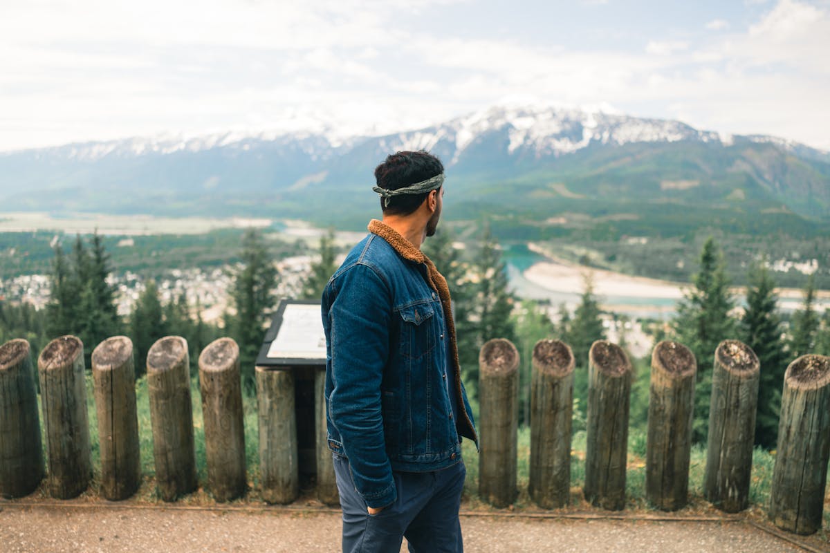 Point de vue panoramique sur Revelstoke avec les sommets enneigés des montagnes Selkirk