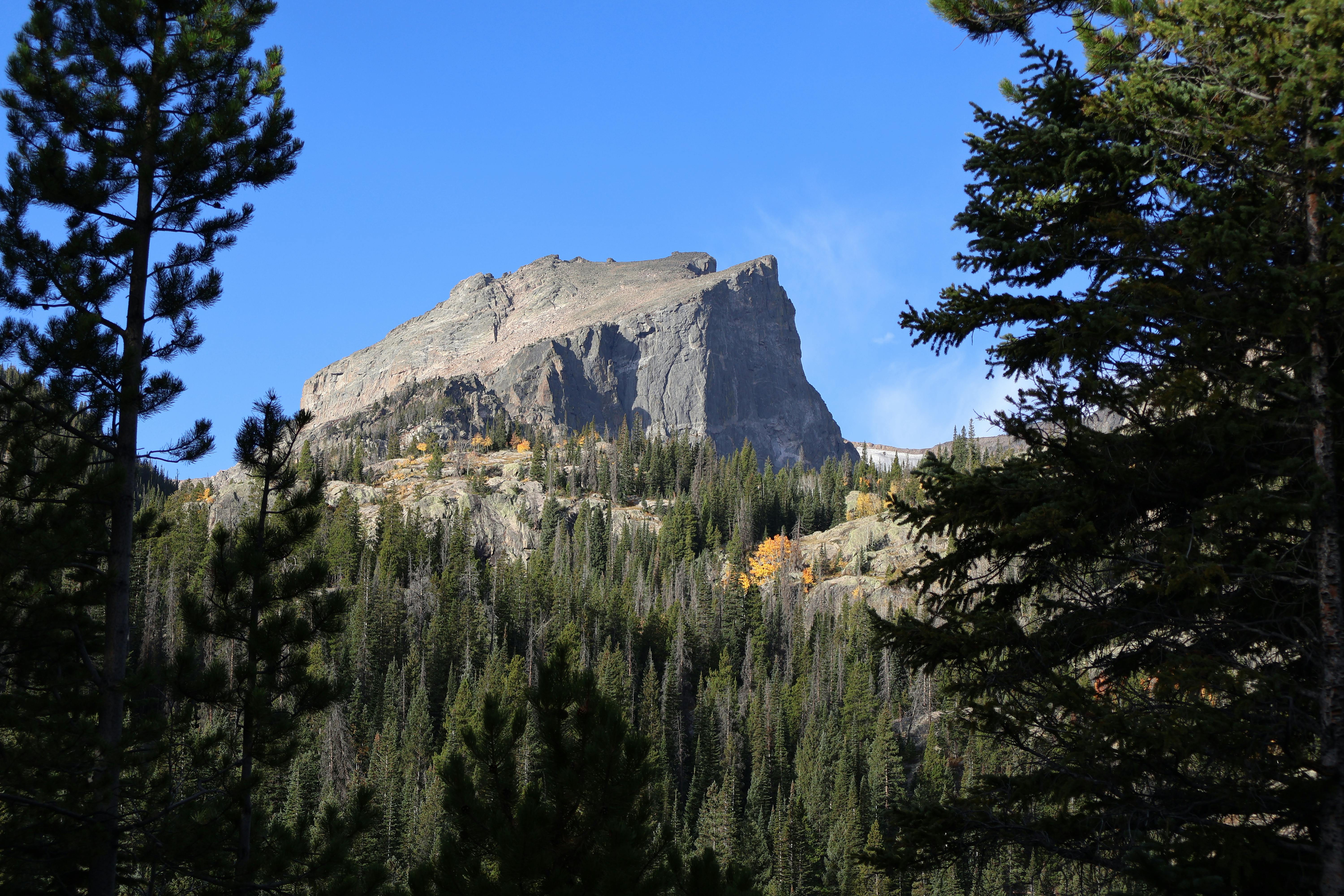 Découvrez les meilleurs terrains de camping VR près du parc national Rocky Mountain avec branchements complets, vues sur les montagnes et accès aux lacs alpins