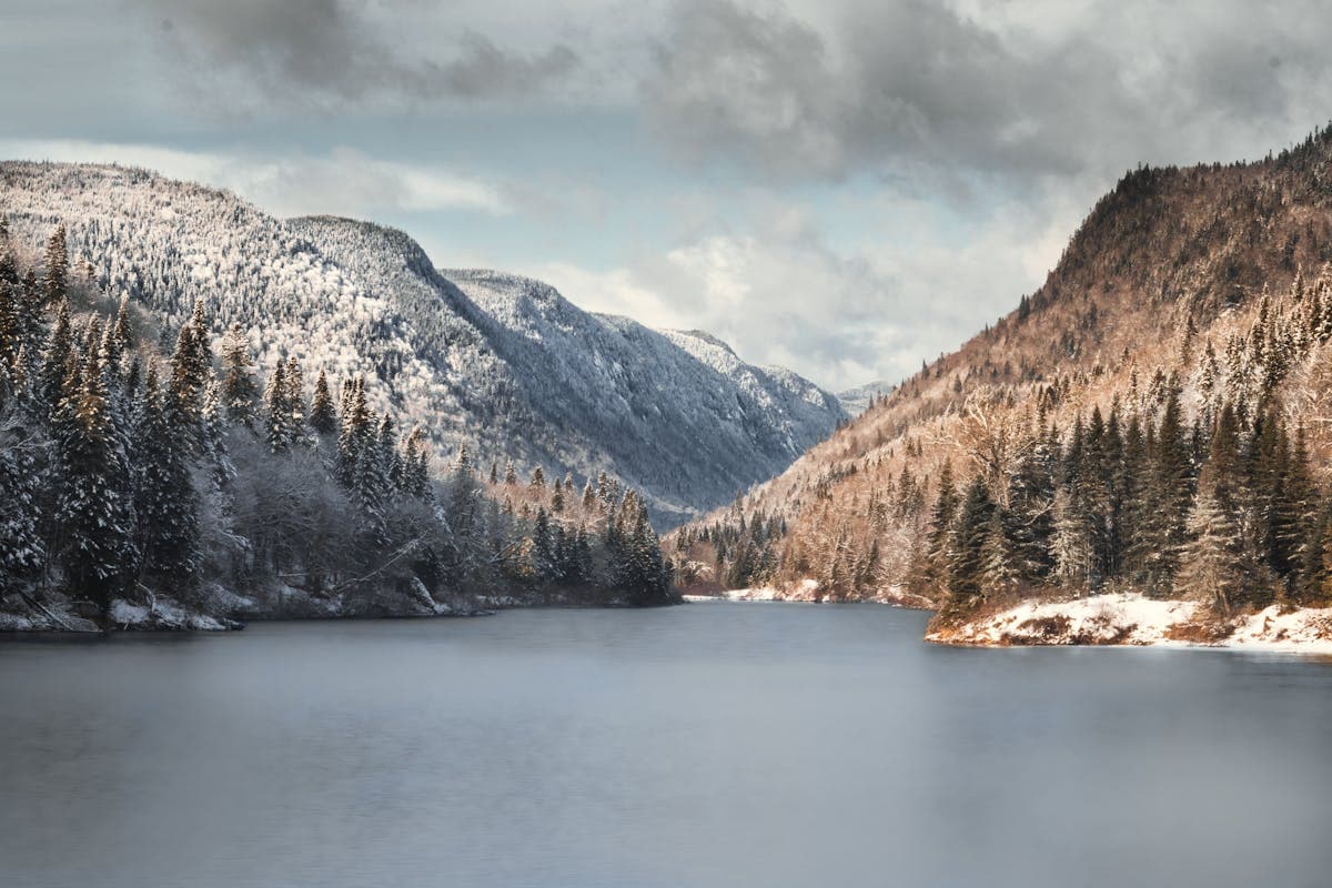 Paysage panoramique de lac et montagne dans la région du Saguenay-Lac-Saint-Jean au Québec