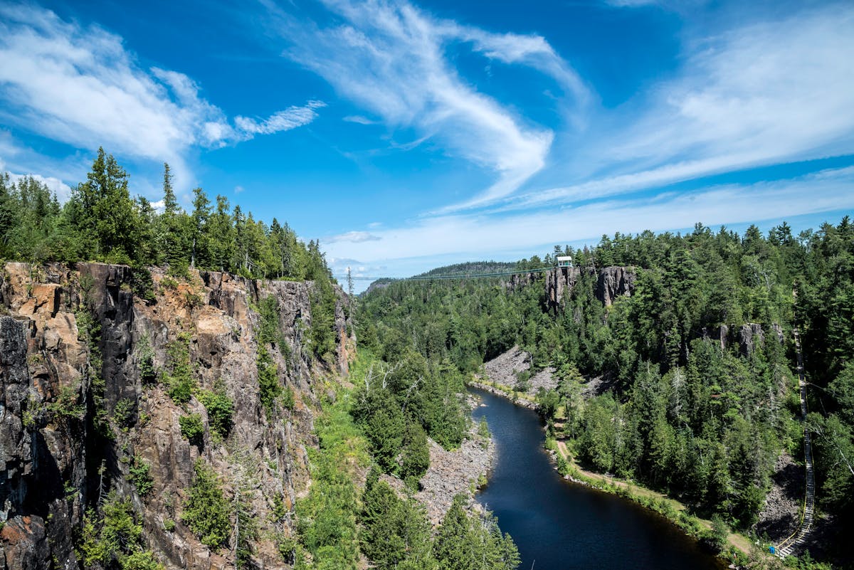 Falaises spectaculaires du parc provincial Sleeping Giant s'élevant au-dessus du lac Supérieur