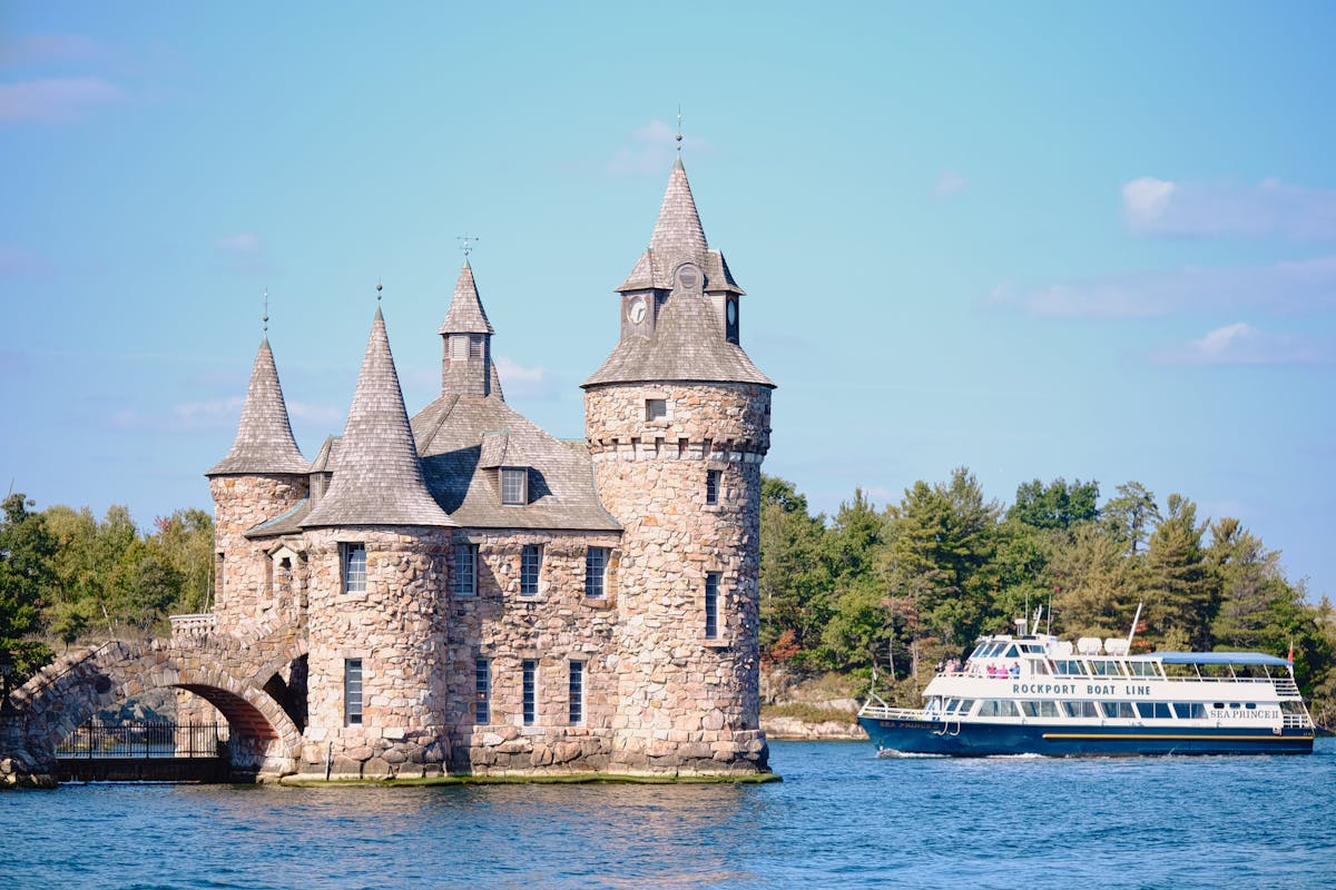 Vues panoramiques du fleuve Saint-Laurent et des îles dans la région des Mille-Îles