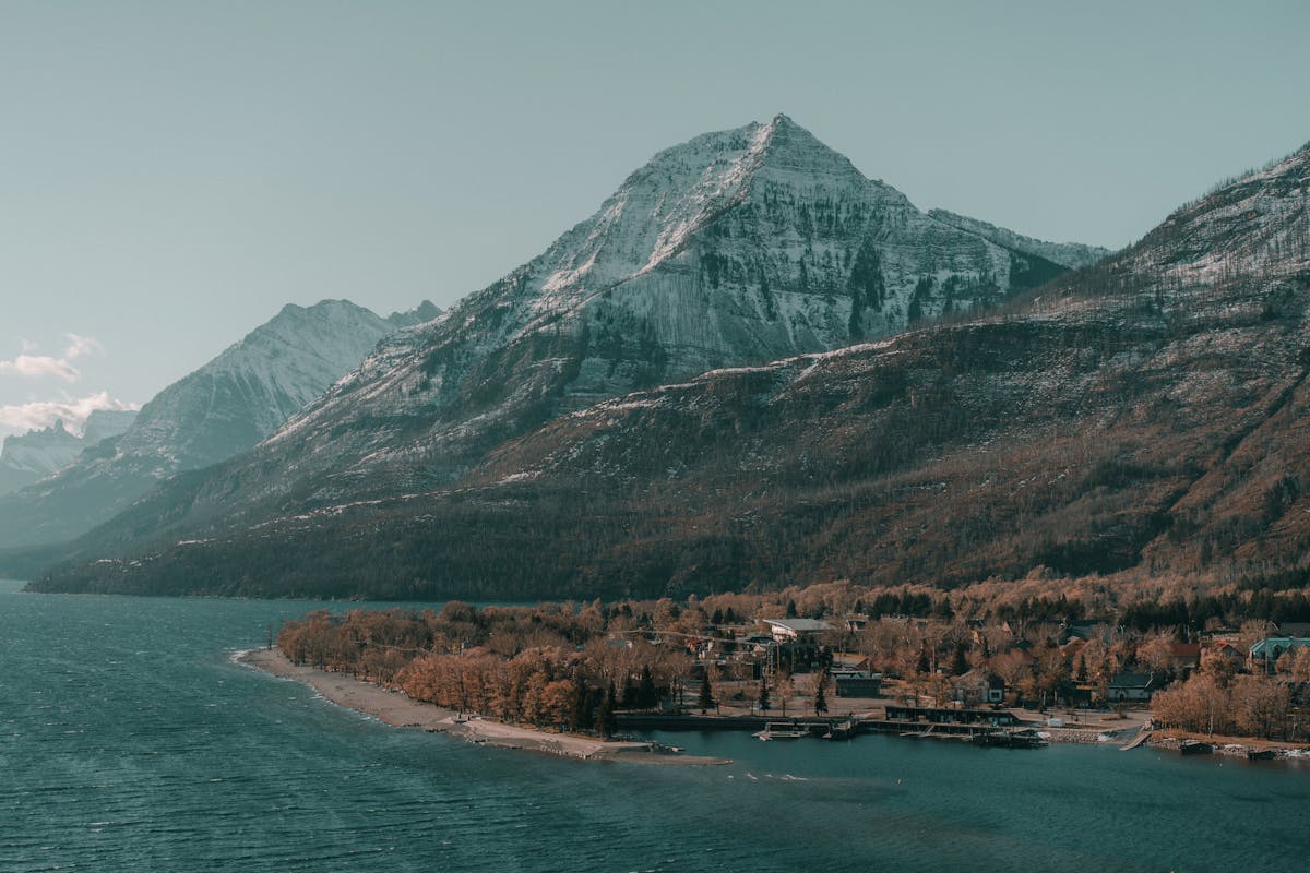 Parc national des Lacs-Waterton avec sommets reflétés dans un lac alpin