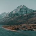 Parc national des Lacs-Waterton avec sommets reflétés dans un lac alpin