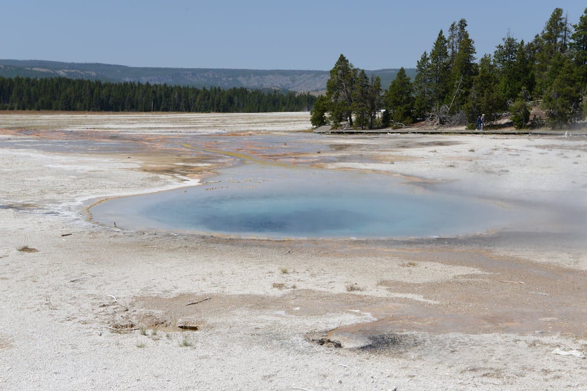 Geysers et sources chaudes pittoresques dans le parc national Yellowstone