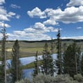 Paysage panoramique de West Yellowstone avec vues sur montagnes et accès porte d'entrée au parc national Yellowstone