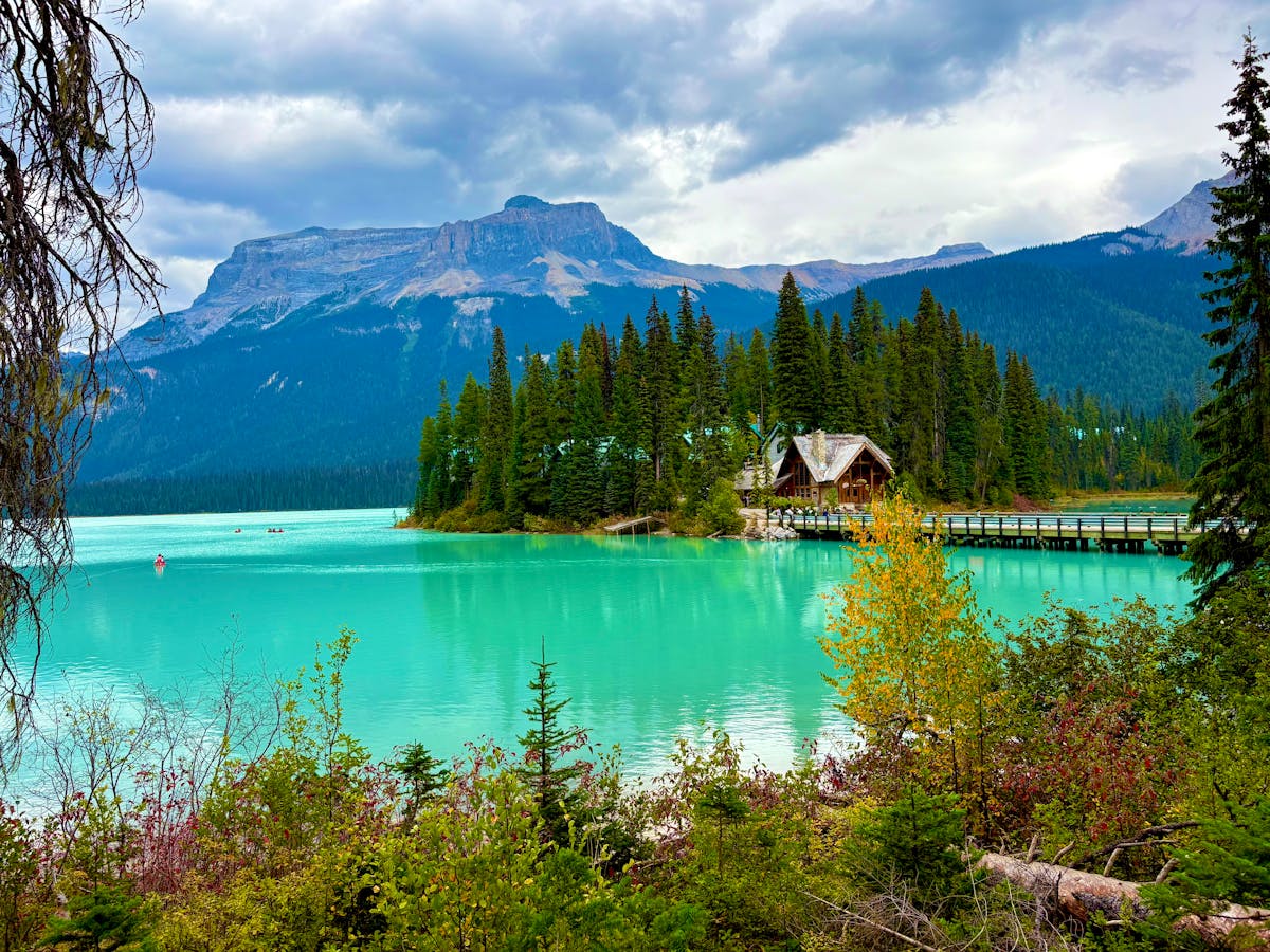 Eaux turquoise du lac Émeraude avec reflet des montagnes dans le parc national Yoho