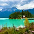 Eaux turquoise du lac Émeraude avec reflet des montagnes dans le parc national Yoho