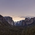 Vue spectaculaire au crépuscule de la vallée Yosemite avec ses formations de granit emblématiques