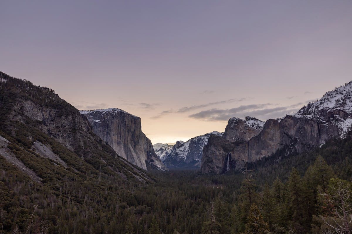 Vue spectaculaire au crépuscule de la vallée Yosemite avec ses formations de granit emblématiques