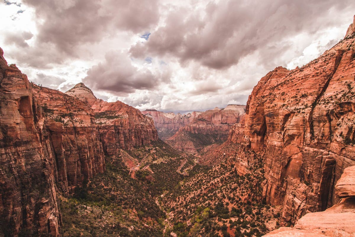 Canyons spectaculaires aux falaises rouges près du parc national de Zion, Utah