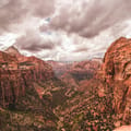Formations rocheuses rouges spectaculaires et vues de canyon près du parc national de Zion